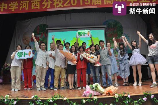 时光胶囊|南京一中学 毕业生回校打开少年时埋下的时光胶囊