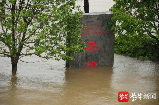 从南京下关江边路江边观景台上往长江看，大水已淹没观景台下全部栈道。