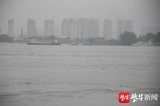 江水湍急，以往平静江面，现在多有迴流的江波，显示江水流速快。