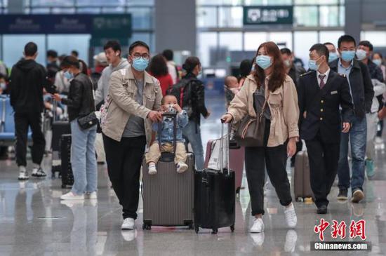 贵阳北站,旅客步入候车大厅。 中新社记者 瞿宏伦 摄