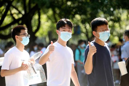 6月7日,在湖南省资兴市立中学考点,考生准备进入考场。新华社发(李科 摄)