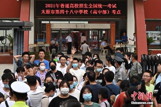 资料图:6月8日,山西省太原市的考生结束2021年高考。图为考生陆续走出一处考点。 中新社记者 韦亮 摄