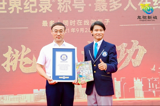 六合区龙袍街道党工委书记、龙袍新城开发建设指挥部副指挥长汪东辉接收证书