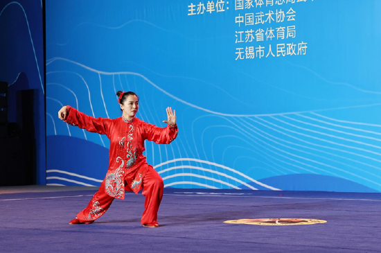 国家“体育运动荣誉奖章”获得者,全国武术太极拳、太极剑全能七连冠获得者,蝉联两届全运会太极拳、太极剑全能冠军,亚运会冠军,世界冠军于萌萌——《杨式太极拳》