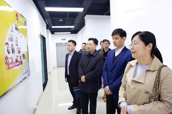 中央统战部八局领导调研新浪江苏 召开新媒体代表人士座谈会