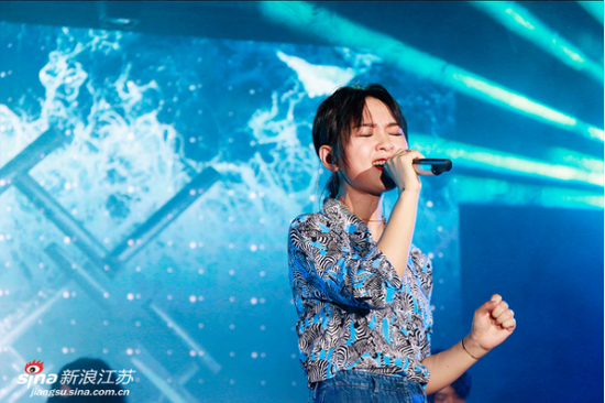 周笔畅南京校园谈唱会 畅聊人生分享青春力量