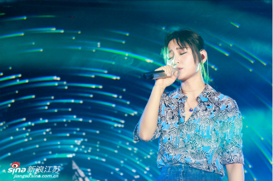 周笔畅南京校园谈唱会 畅聊人生分享青春力量