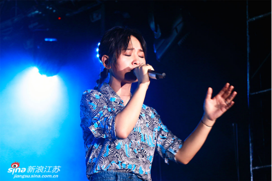 周笔畅南京校园谈唱会 畅聊人生分享青春力量