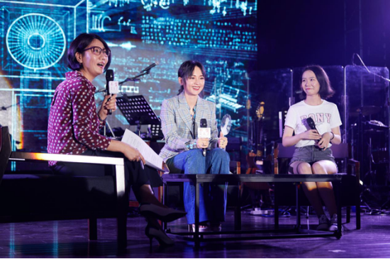 周笔畅南京校园谈唱会 畅聊人生分享青春力量