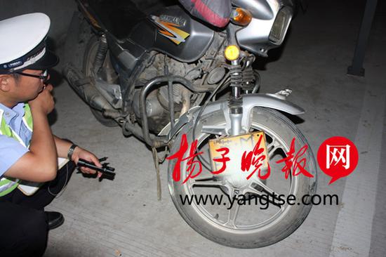 男子狂饮一斤多还骑摩托回家 摔伤后“迁怒”请客的