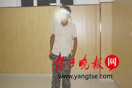 男子狂饮一斤多还骑摩托回家 摔伤后“迁怒”请客的