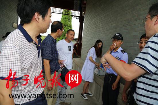 景区保安倒地心脏骤停 路过的医生游客及时抢救