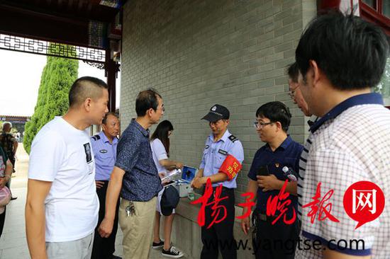 景区保安倒地心脏骤停 路过的医生游客及时抢救