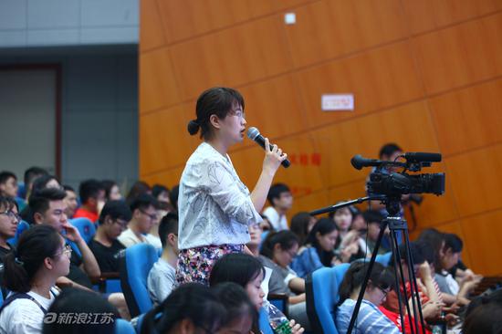 互动环节一一解答高校学生、各家媒体提问