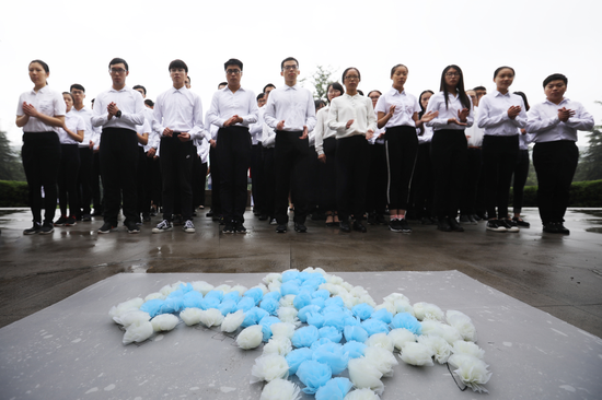 大学生将蓝白花拼成飞机图案,向抗日航空烈士致敬