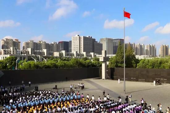 日本宣布投降73周年 多国友人齐聚南京升国旗、撞响和平钟