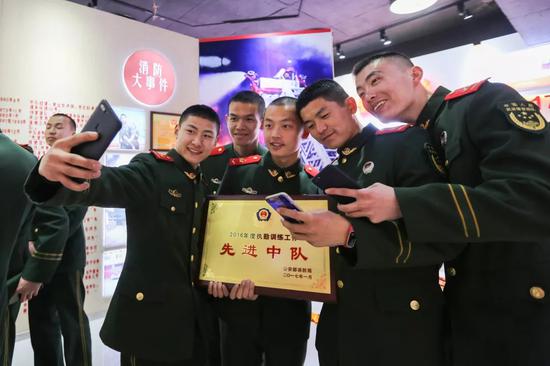 被困者从三楼坠落！消防战士用血肉之躯接住了他