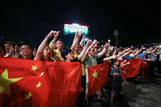 飙泪！江苏千余消防官兵星夜驰援寿光 受夹道欢迎