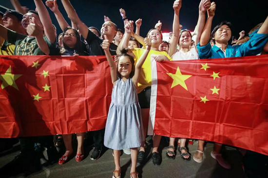 飙泪！江苏千余消防官兵星夜驰援寿光 受夹道欢迎