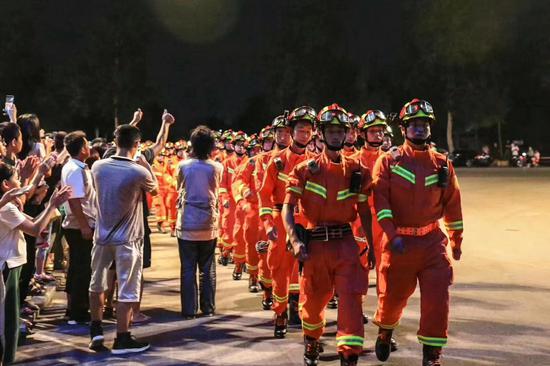 飙泪！江苏千余消防官兵星夜驰援寿光 受夹道欢迎