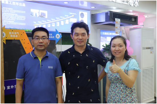 南京苏宁总经理与客户合影