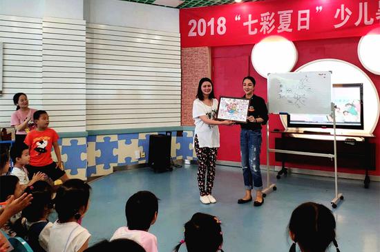 鲁辰向金陵图书馆赠送其获得世界思维导图锦标赛冠军作品