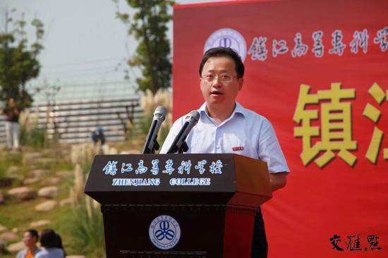 “请大家在祝福祖国生日快乐的同时,自信地告诉自己那位平凡而伟大的母亲,你们能够为她们的幸福未来买单!”国庆长假,一篇名为《记住:要为父母的明天买单》的文章,在镇江乃至更大范围的朋友圈内不胫而走,这篇文章在被反复转发的同时,更被很多家长转发给自己的孩子,并“指定”孩子认真阅读。