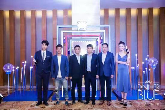 以“1664蓝”为灵感,法蓝晚宴现场被打造成一个多层次的蓝色艺术空间