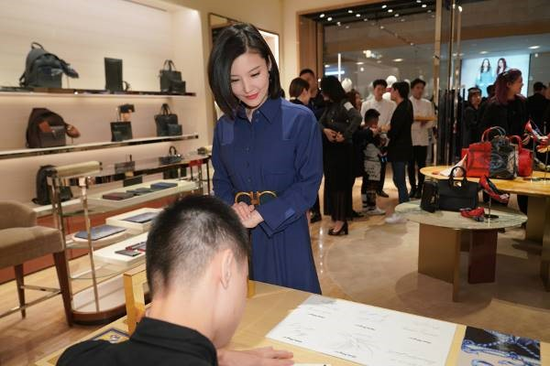 Ferragamo 2018秋冬主题“以纸传情”明信片