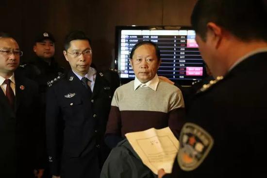 杨幸福(右二) 江苏省监察委网站 资料图