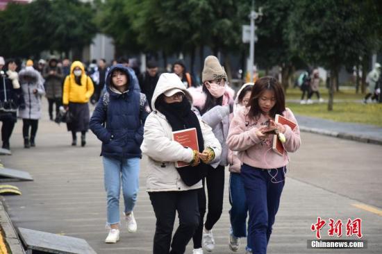 12月29日,受强冷空影响,广西柳州市市区的气温最低达0摄氏度,并夹杂着小雨,不少出行的市民将脸蒙的只剩下眼缝。王以照 摄