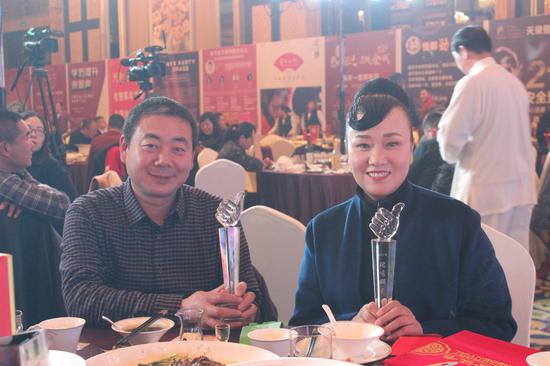 左”迅哥有约“陆迅,右助残协会蔡雪丽