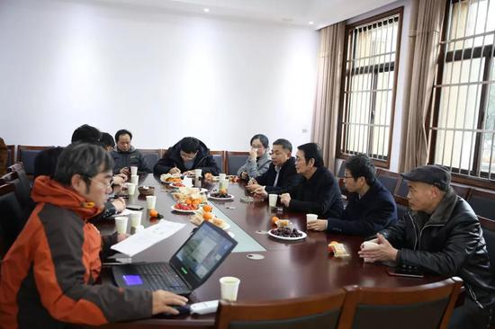 梅庵会议室举行座谈会