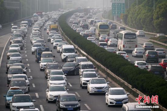 资料图:高速公路上行驶的车辆。中新社记者 泱波 摄