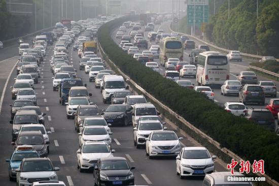 资料图：高速公路上行驶的车辆。中新社记者 泱波 摄