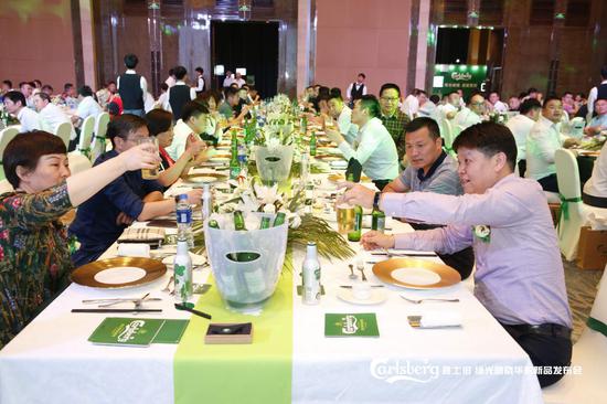 嘉士伯全球新品“绿光破晓”发布会现场,与会嘉宾开怀畅饮