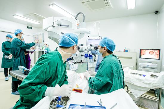 张雷副院长（右1）正在做植入多焦点人工晶状体的屈光性白内障手术。