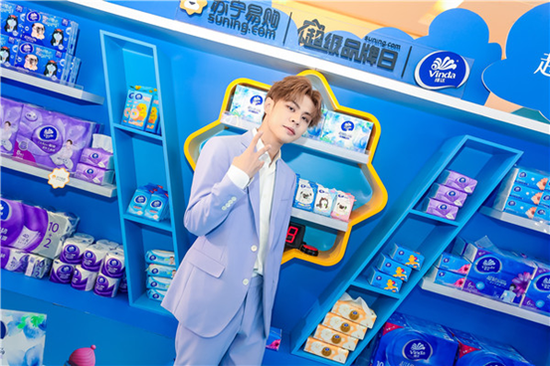 人气偶像王晨艺空降南京 担任“维达韧性好物官”