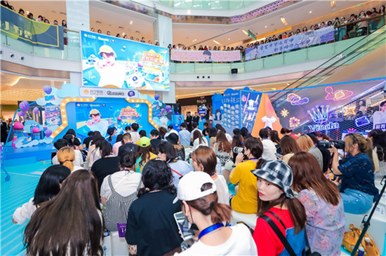 人气偶像王晨艺空降南京 担任“维达韧性好物官”