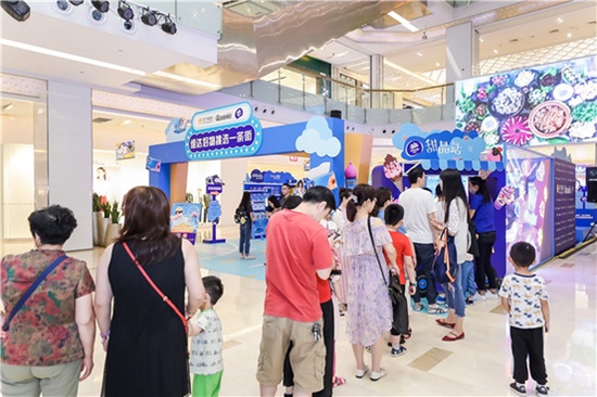 人气偶像王晨艺空降南京 担任“维达韧性好物官”