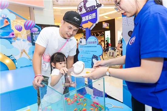 人气偶像王晨艺空降南京 担任“维达韧性好物官”