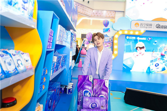 人气偶像王晨艺空降南京 担任“维达韧性好物官”