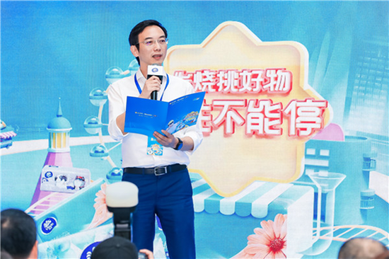 人气偶像王晨艺空降南京 担任“维达韧性好物官”