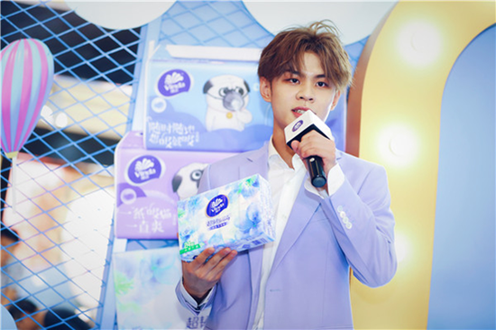人气偶像王晨艺空降南京 担任“维达韧性好物官”