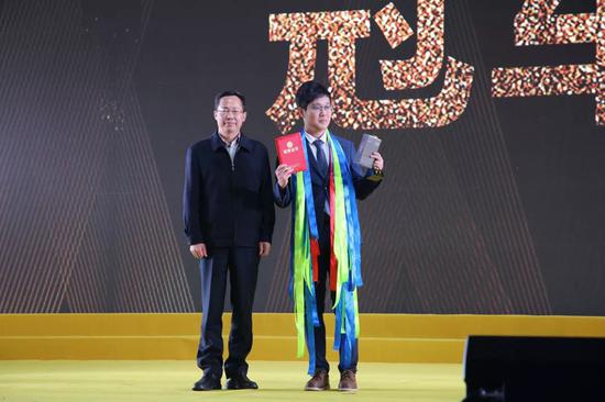 颁奖嘉宾:常州广播电视台党委书记、台长 汪忠泽