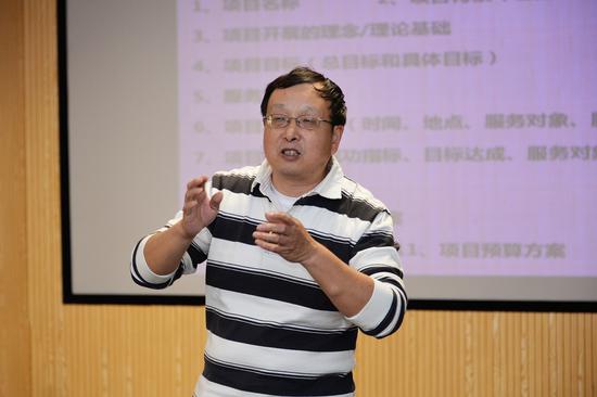 中国社会工作学会理事、上海市社会工作者协会常务理事范明林老师为大家现场授课