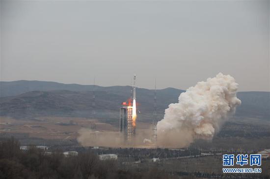 11月28日7时52分,我国在太原卫星发射中心用长征四号丙运载火箭,成功将高分十二号卫星发射升空。卫星顺利进入预定轨道,任务获得圆满成功。 新华社发(郑逃逃 摄)