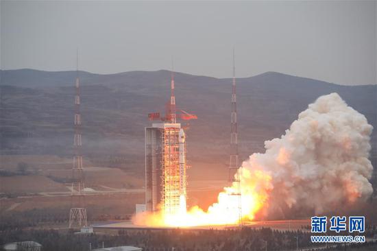 11月28日7时52分,我国在太原卫星发射中心用长征四号丙运载火箭,成功将高分十二号卫星发射升空。卫星顺利进入预定轨道,任务获得圆满成功。 新华社发(郑逃逃 摄)