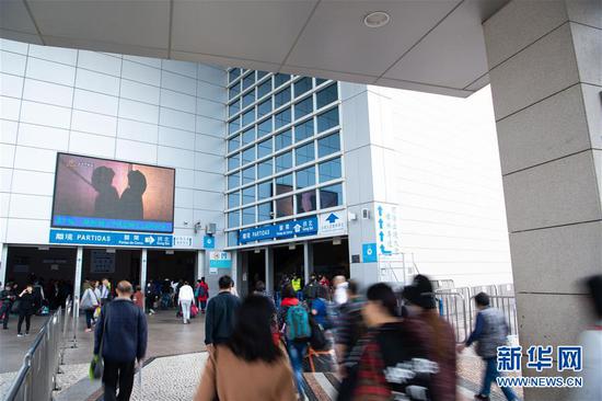 1月10日,市民和旅客通过澳门关闸口岸广场。新华社记者 张金加 摄