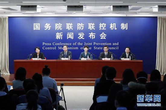 2月7日,国务院联防联控机制在北京召开新闻发布会,邀请国家卫生健康委疾控局一级巡视员贺青华,国家卫生健康委医政医管局监察专员郭燕红,中国疾控中心流行病学首席专家、研究员吴尊友,中华医学会感染病学分会主任委员、北京大学第一医院感染疾病科主任王贵强围绕进一步做好重点地区疫情防控工作、提高收治率治愈率和降低感染率病死率等相关情况回答记者提问。 新华社记者 沈伯韩 摄